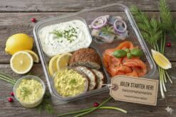 Julen starter her - smagsprøve pakke . med remoulade, sennep dild dressing, koldrøget laks, marinerede sild, fiskefrikadeller og karrysalat